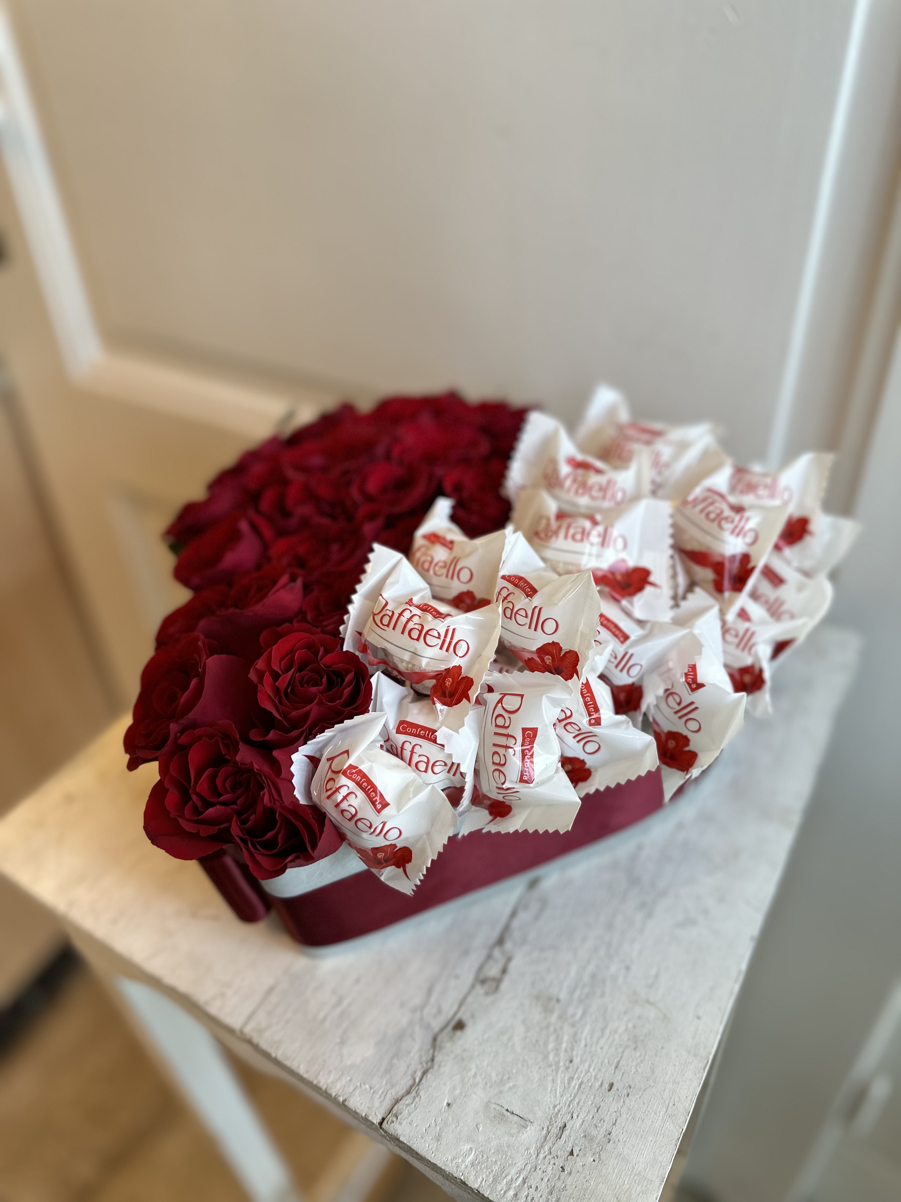 Flower box srdce - rudé růže a pralinky Lindor