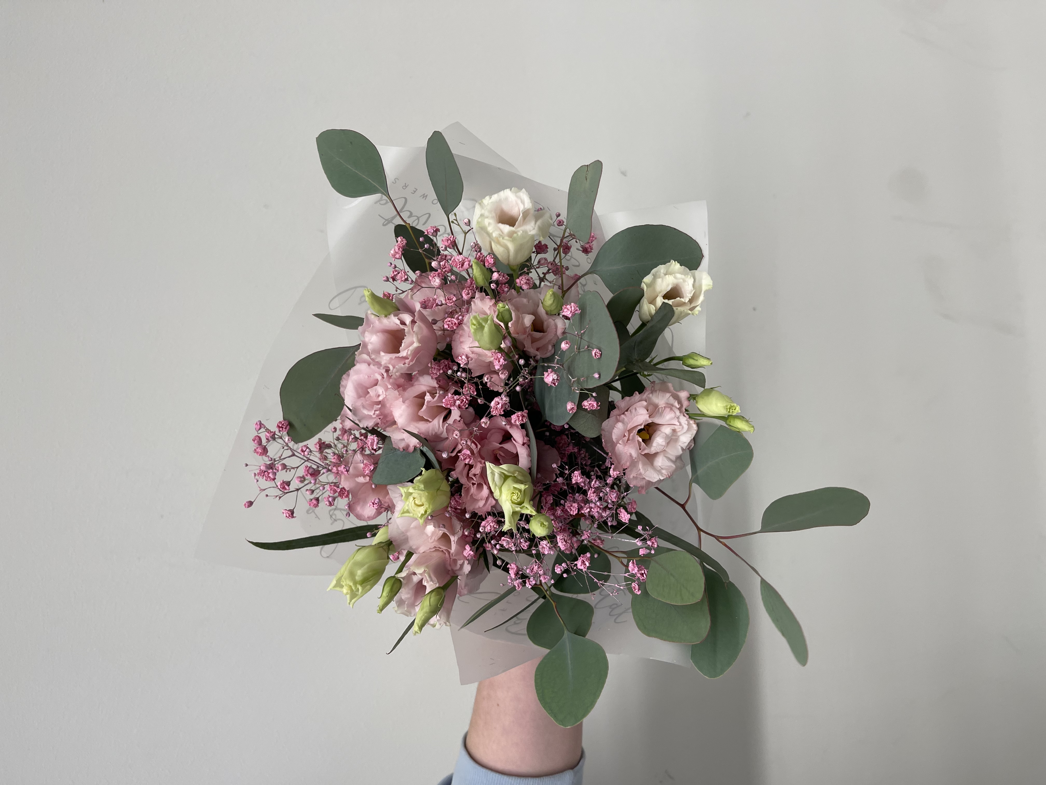 Eustoma, nevěstin závoj a eucalyptus