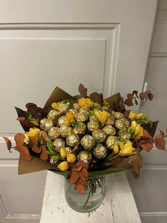 Kytice - Ferrero Rocher s květy