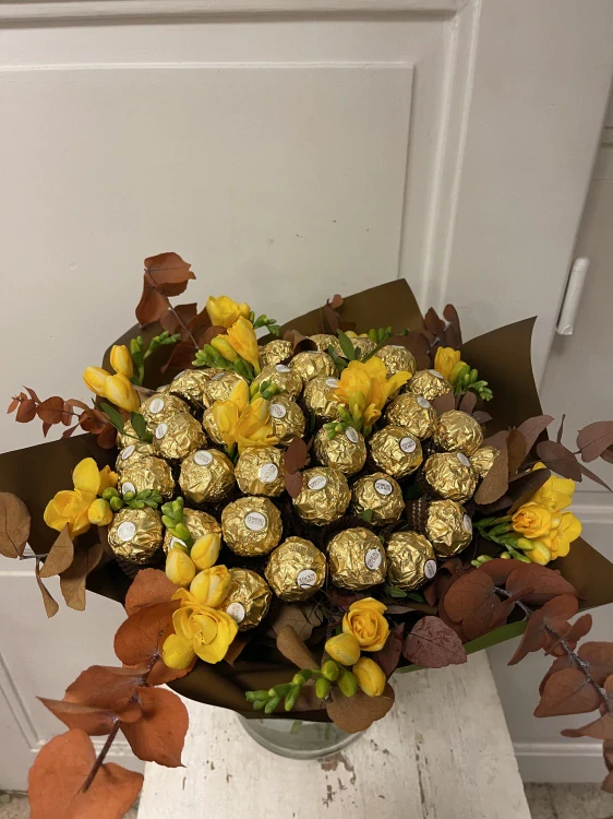 Kytice - Ferrero Rocher s květy