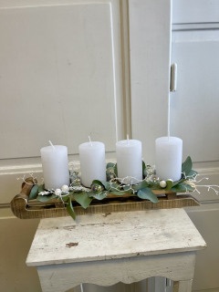 Adventní dekorace podlouhlá biílá eucalyptus