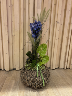 Dekorace ikebana modro bílo zelená na podium